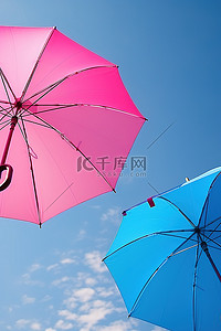 雨伞背景图片_天空中有两把五颜六色的雨伞
