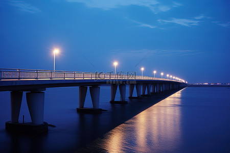 跨海大桥上看到黄昏