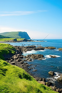 有大岩石和绿草的岩石海岸