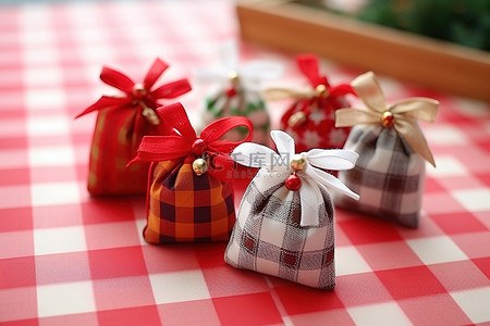 小红书圣诞节背景图片_桌上有蝴蝶结的小圣诞礼品袋