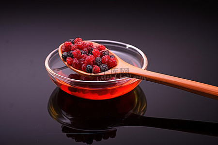 茶用木勺和红色浆果
