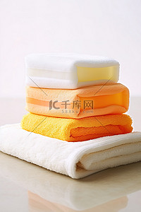 三块毛巾叠在一起，中间放肥皂