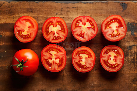 四个西红柿在木桌上切成两半