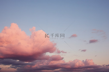 晴朗天空背景图片_日落时晴朗天空中的红粉色云彩