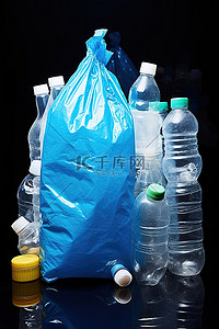 装有瓶子和垃圾的塑料瓶放在蓝色塑料袋上