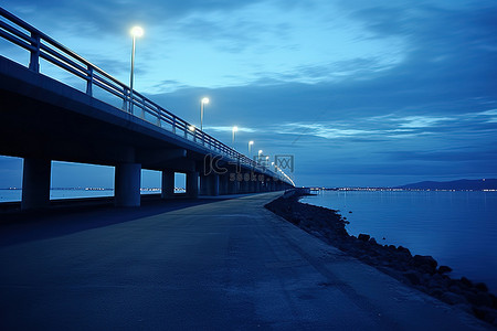 跨海大桥上有蓝色的云彩