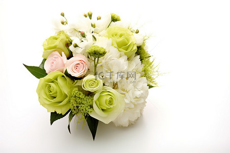 白色背景上的一束鲜花和“祝你生日快乐”一词
