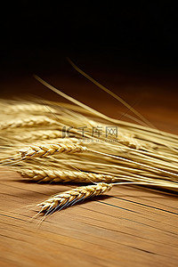 竹桌上的麦穗和成熟的麦芽