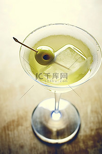 酒背景图片_橄榄马提尼酒装在玻璃杯中，上面放有酸橙