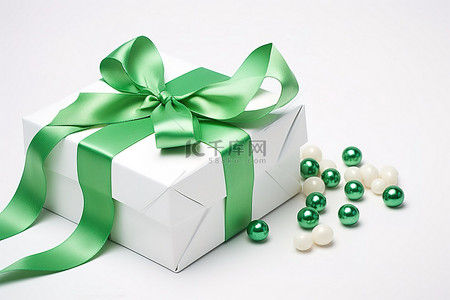 一个带有绿色丝带的白色礼品盒