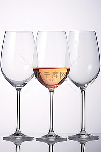 白色背景背景图片_白色背景中的四个酒杯