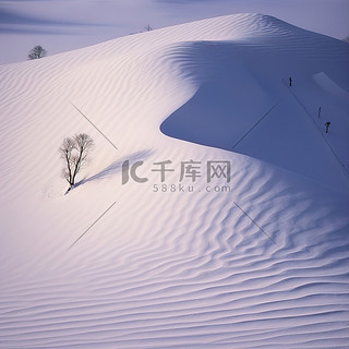 一座被雪覆盖的山，上面挂着两块滑雪板的场景