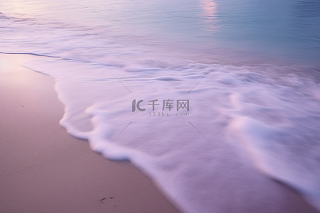 海边早晨背景图片_一幅风景如画的海滩，海边泛起涟漪