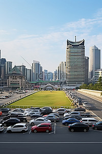 一座城市背景图片_一座城市，俯瞰建筑物前的几辆汽车