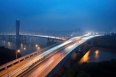 傍晚时分，汽车在高速公路上行驶