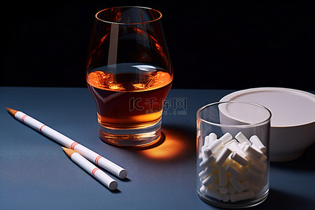 红酒杯旁边的香烟和药丸