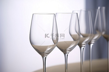 四个透明酒杯排列在中间