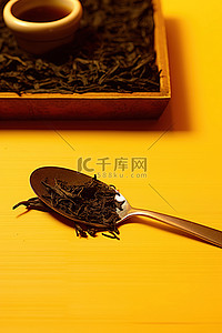 茶叶背景图片_黄色背景上放着一片红茶叶