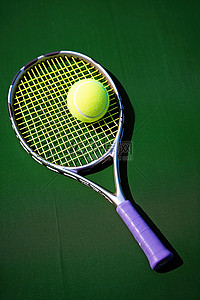 网球背景图片_黄色网球顶部的金属球拍