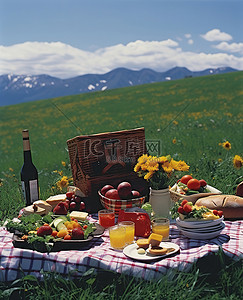 在阳光明媚的日子去山里野餐，庆祝夏天的到来