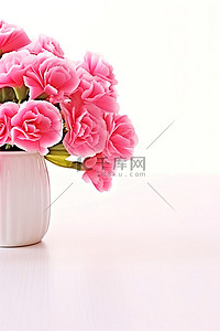 粉色花束背景图片_桌子上的粉色花朵