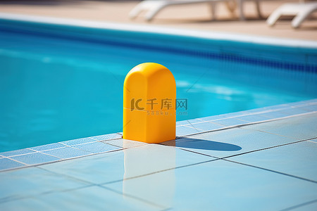 泳池里有一个黄色的小塑料制品