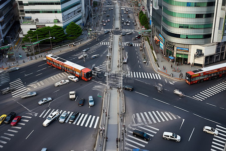 这张照片显示了十字路口中间的公共汽车和街道