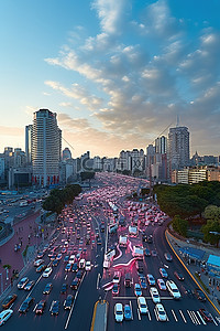 一个城市，道路上有很多车辆，靠近许多红绿灯