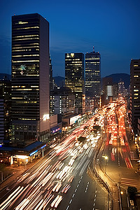 汽车道路夜景背景图片_首尔市中心道路有汽车交通