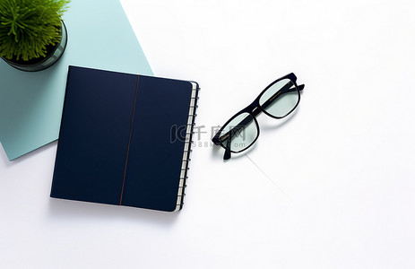 黑书的纸眼镜和记事本在白色背景作为背景