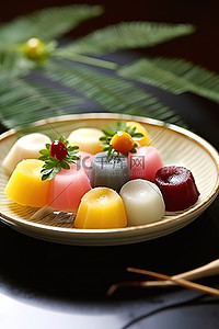 松树板上的水果和浆果甜点
