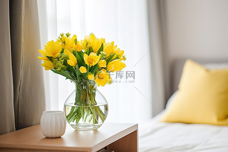 床架上放着一个开着黄色花朵的玻璃花瓶
