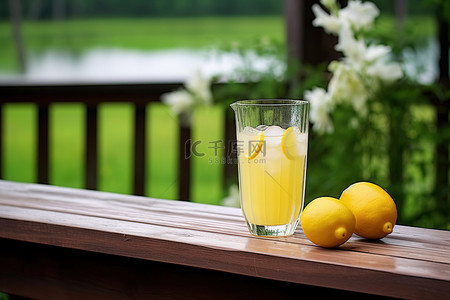 木门廊上的柠檬水