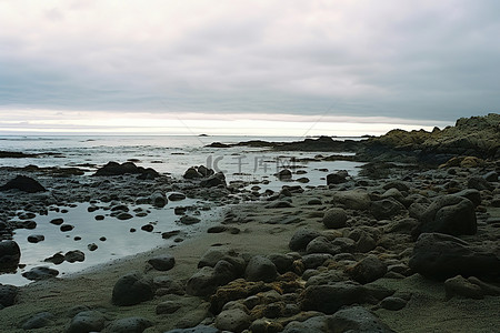 阴天，海岸上有岩石和石头