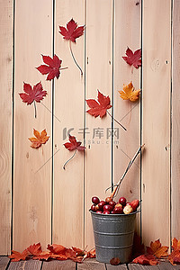 秋天在木墙上，有红桶和叶子