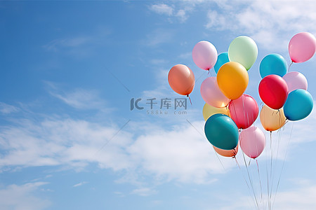 单挑一群战场背景图片_一群五颜六色的气球在天空中飞翔