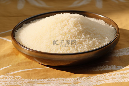 彩色桌布上一碗米饭的图像