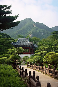 长廊文化背景图片_周围有树木和山脉的花园