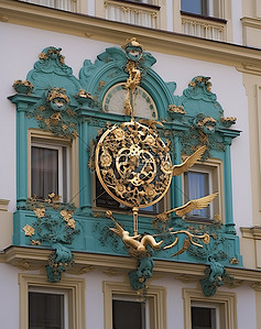 该建筑的阳台上有一个装饰时钟