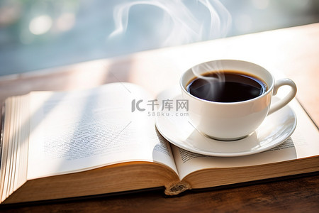 咖啡杯放在一本打开的书旁边