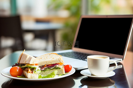 咖啡背景图片_一台笔记本电脑与一杯咖啡和三明治并排放置