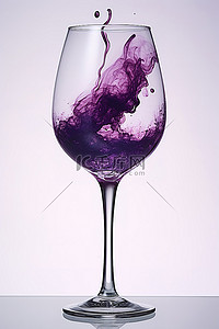 酒杯中的紫色熔岩