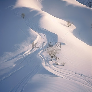 一座被雪覆盖的山，上面挂着两块滑雪板的场景