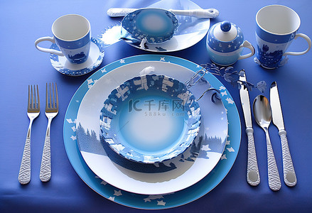 茶背景图片_晚餐用的蓝色盘子和银器