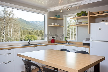 带开放式橱柜木地板和窗户的厨房