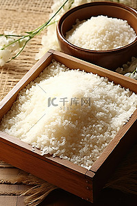 米饭背景图片_木桌上有小木箱的米饭