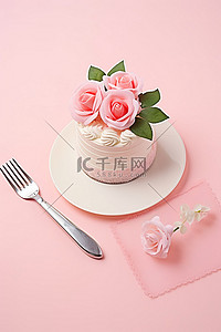 粉色背景上坐着一个带玫瑰和叉子的蛋糕