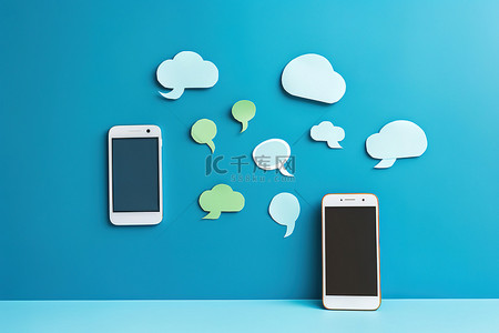 手机框背景图片_家中蓝墙蓝色表面旁边的手机和纸质语音气泡