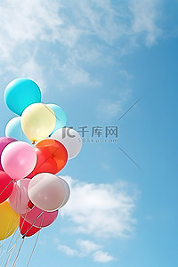 天空中的彩色气球