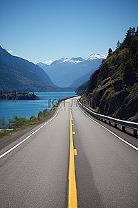 空湖上的高速公路，周围群山环绕